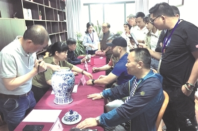 省文物專家免費(fèi)為市民鑒寶，藝術(shù)珍品點亮尋常百姓家